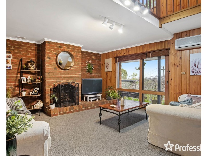 1 Fernleigh Drive, Mooroolbark VIC 3138