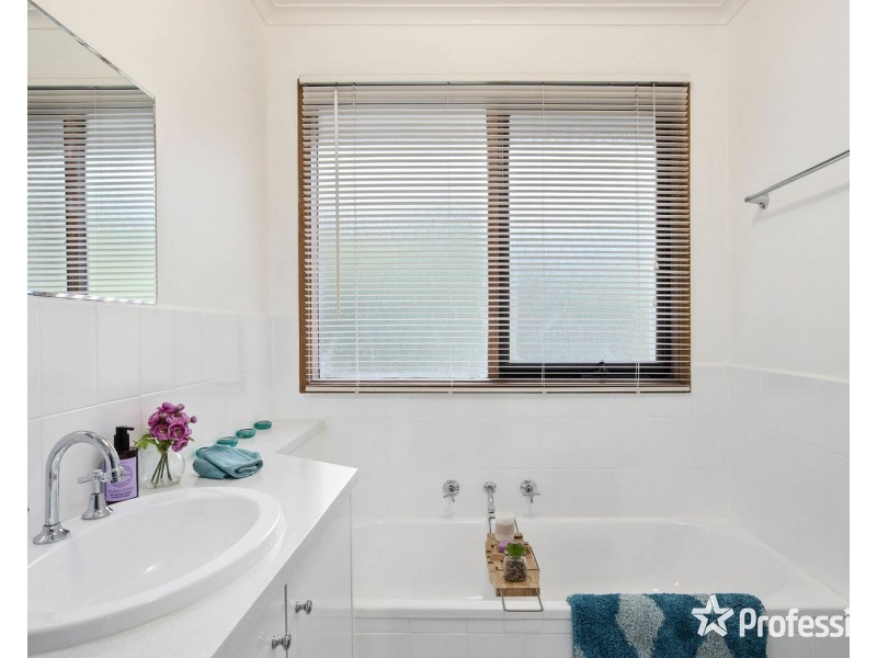 1 Fernleigh Drive, Mooroolbark VIC 3138