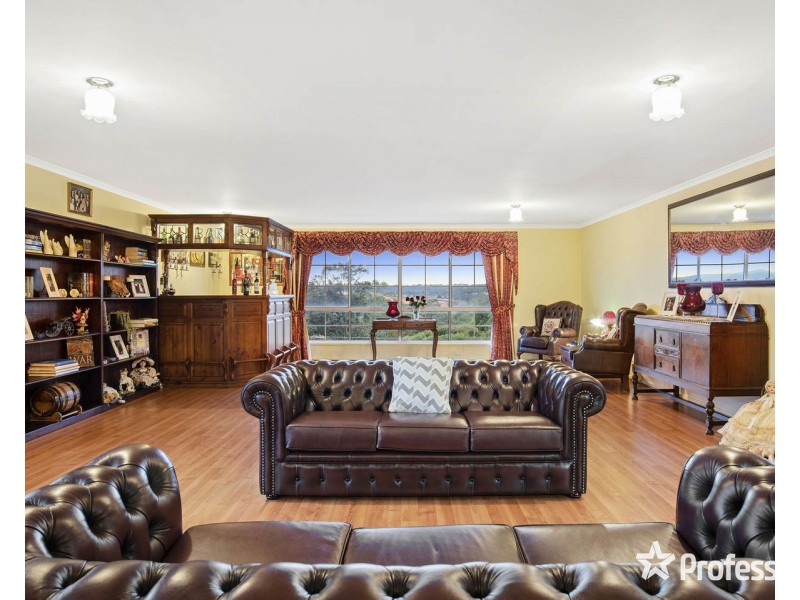 9 Barina Avenue, Mooroolbark VIC 3138