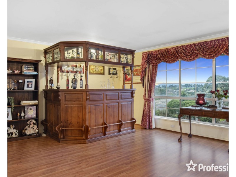 9 Barina Avenue, Mooroolbark VIC 3138