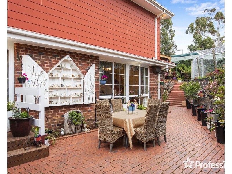 9 Barina Avenue, Mooroolbark VIC 3138