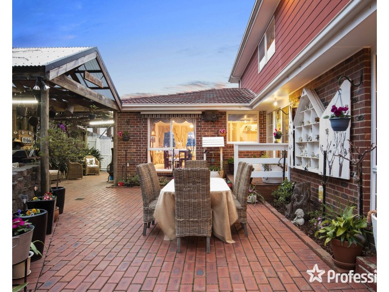 9 Barina Avenue, Mooroolbark VIC 3138