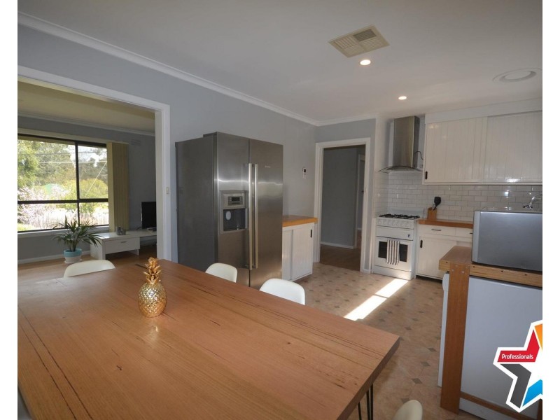 18 Greenville Street, Mooroolbark VIC 3138