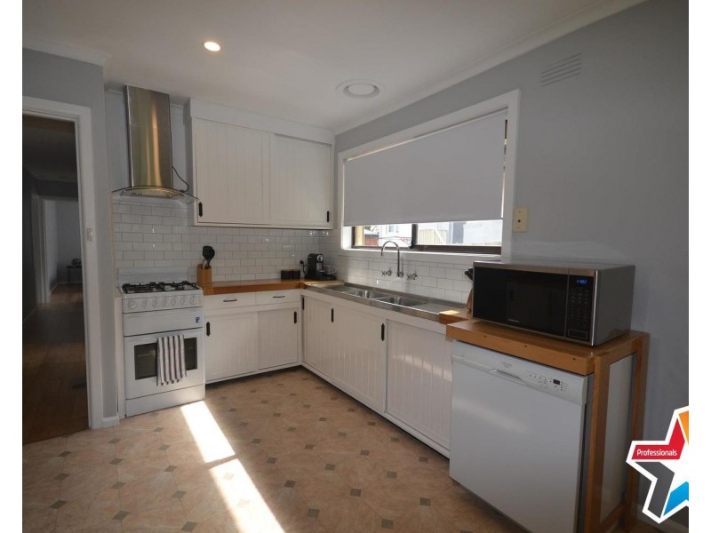 18 Greenville Street, Mooroolbark VIC 3138