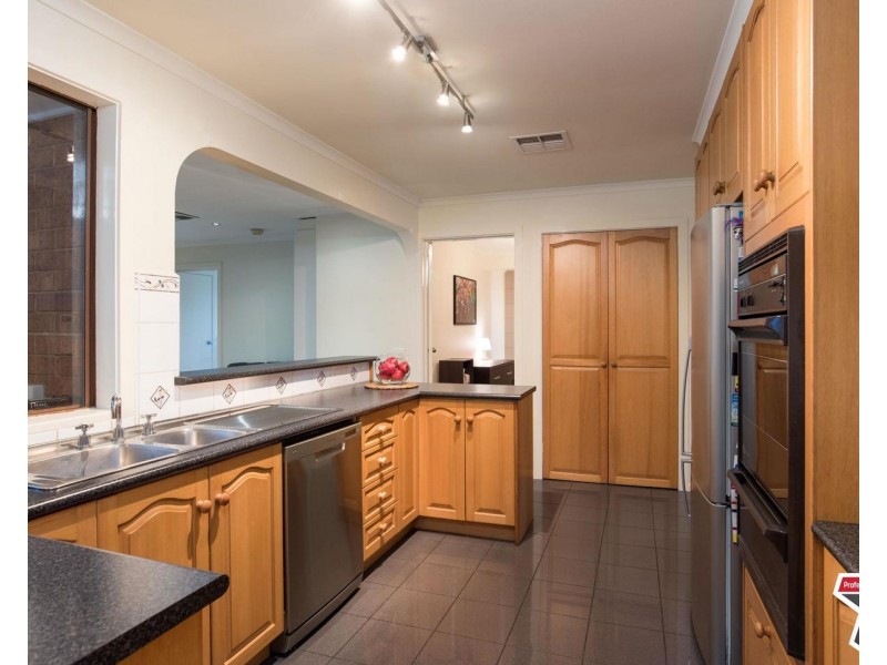 40 Azarow Circuit, Croydon South VIC 3136
