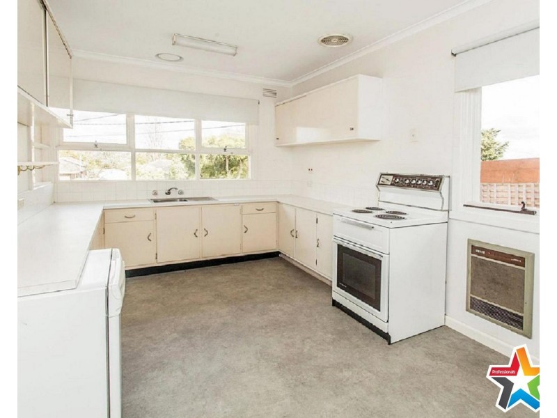 16 Sevenoaks Avenue, Croydon VIC 3136