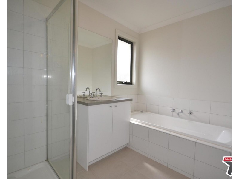 25 Spriggs Drive, Croydon VIC 3136