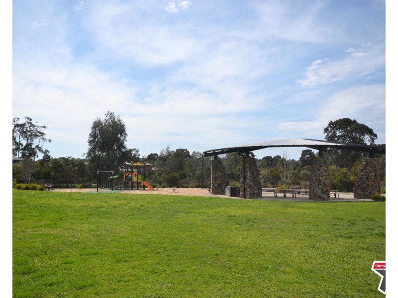 25 Spriggs Drive, Croydon VIC 3136