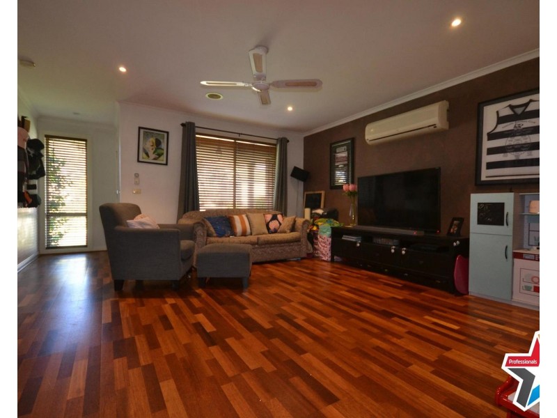 1/3 Holmes Court, Bayswater VIC 3153