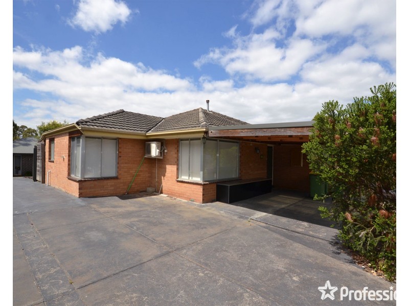 11 Winifred Road, Mooroolbark VIC 3138