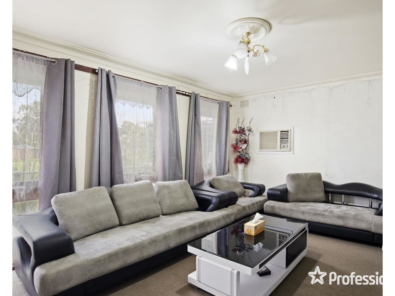 16 Highland Crescent, Mooroolbark VIC 3138