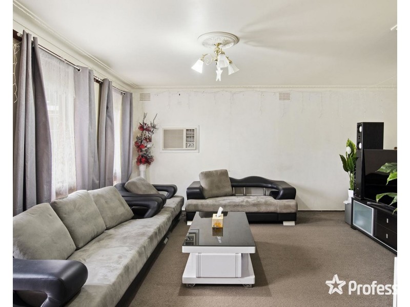 16 Highland Crescent, Mooroolbark VIC 3138
