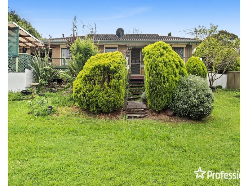 16 Highland Crescent, Mooroolbark VIC 3138