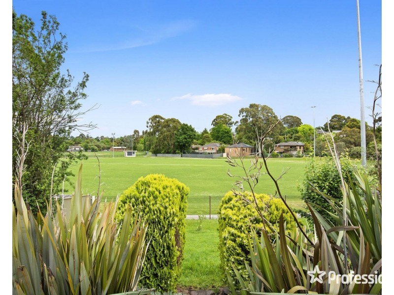 16 Highland Crescent, Mooroolbark VIC 3138