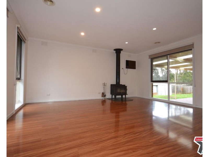 25 Churchill Drive, Mooroolbark VIC 3138