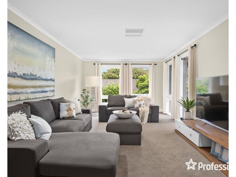 12 Eastwood Crescent, Mooroolbark VIC 3138