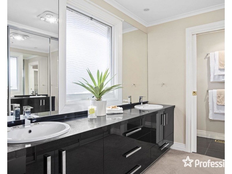 12 Eastwood Crescent, Mooroolbark VIC 3138