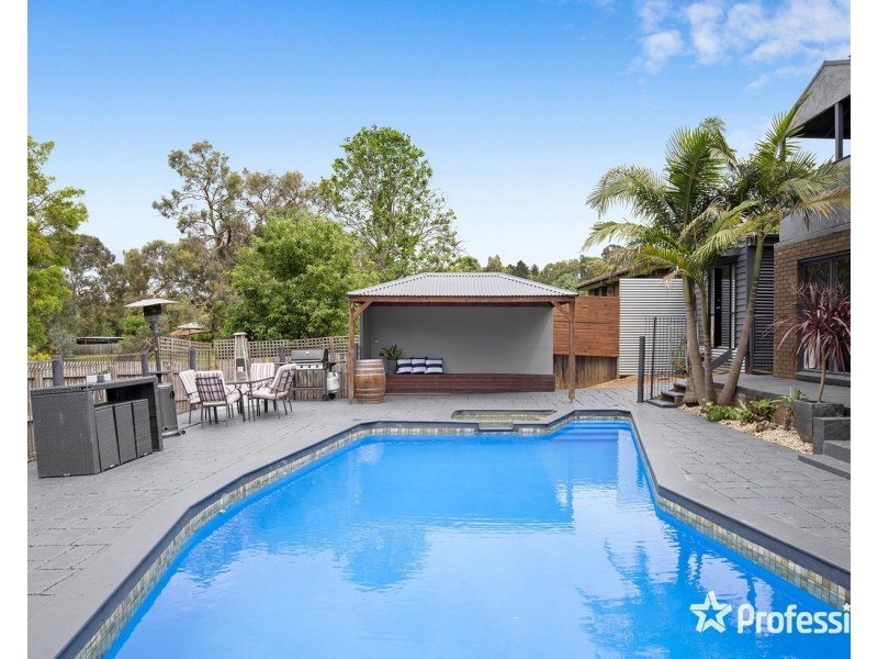 12 Eastwood Crescent, Mooroolbark VIC 3138