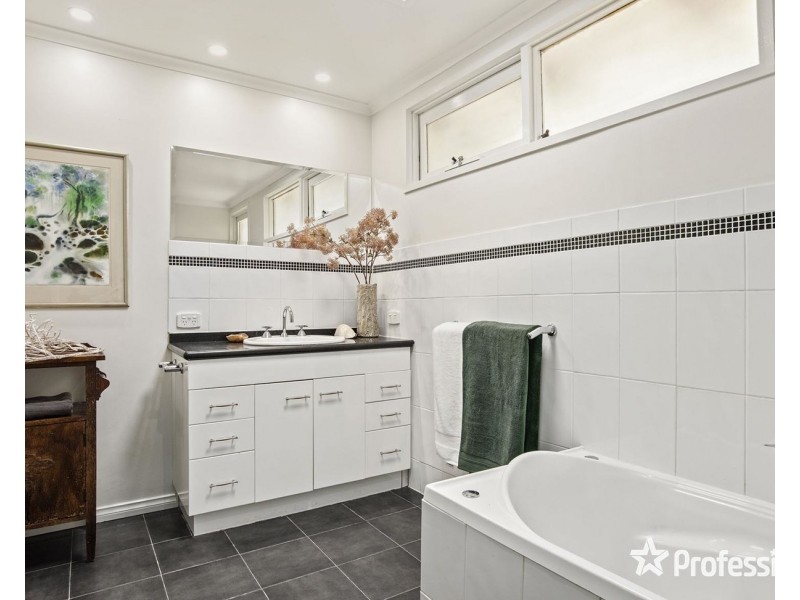 6 Baradine Road, Mooroolbark VIC 3138