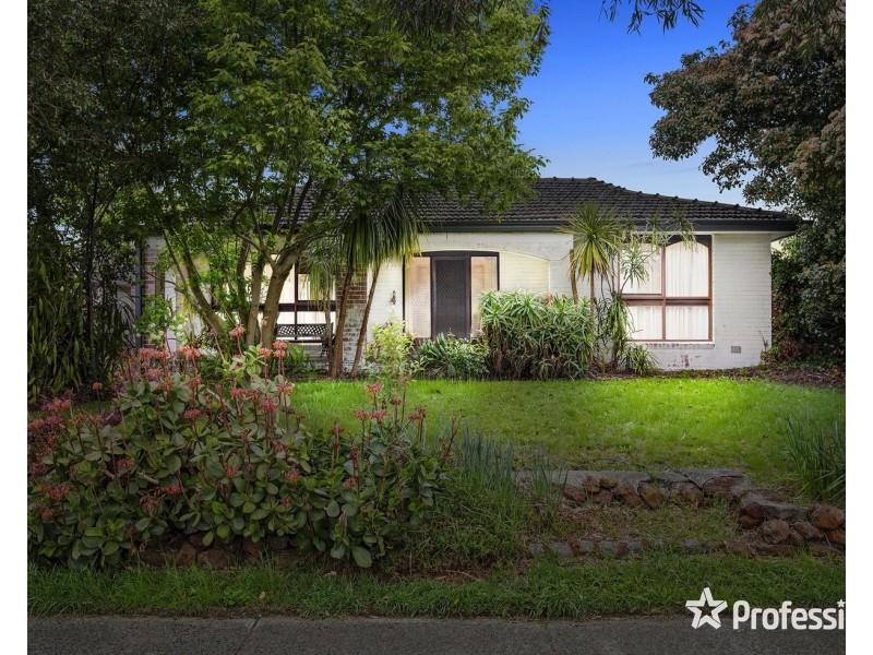 4 Bimbadeen Drive, Mooroolbark VIC 3138