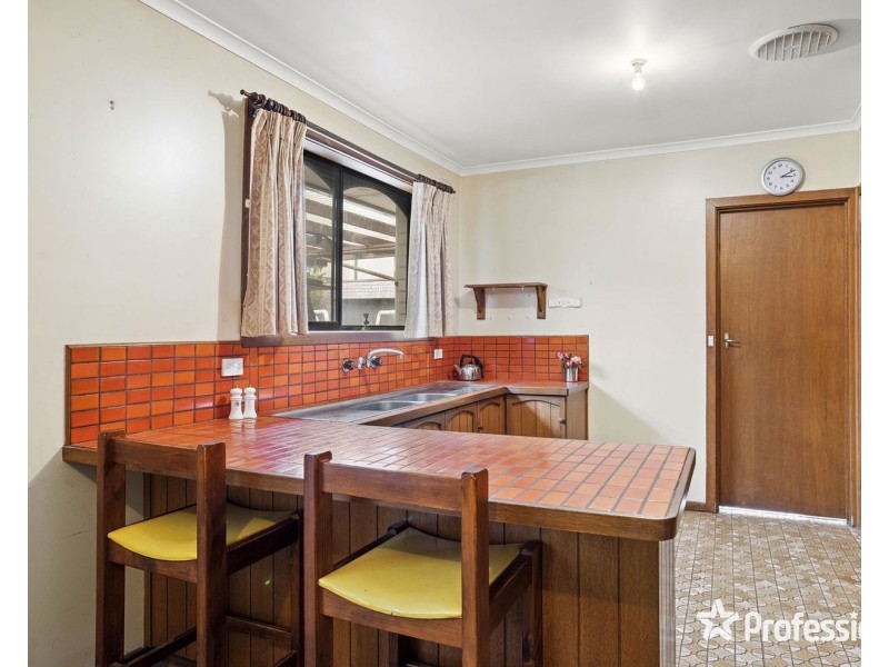 4 Bimbadeen Drive, Mooroolbark VIC 3138