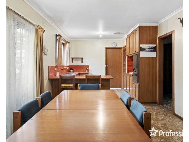 4 Bimbadeen Drive, Mooroolbark VIC 3138