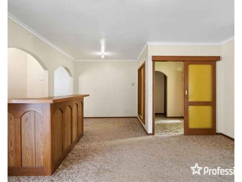 4 Bimbadeen Drive, Mooroolbark VIC 3138