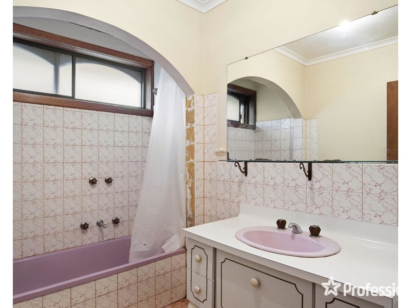 4 Bimbadeen Drive, Mooroolbark VIC 3138