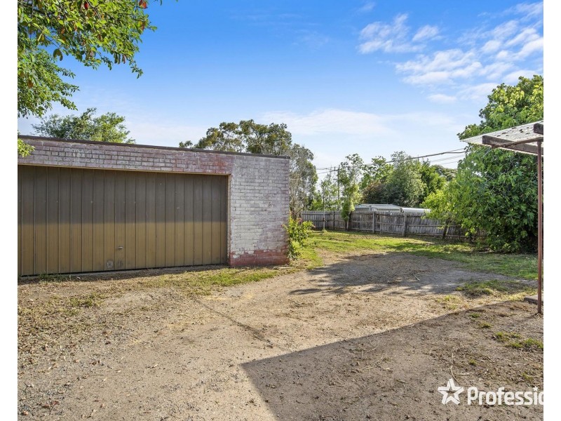 4 Bimbadeen Drive, Mooroolbark VIC 3138