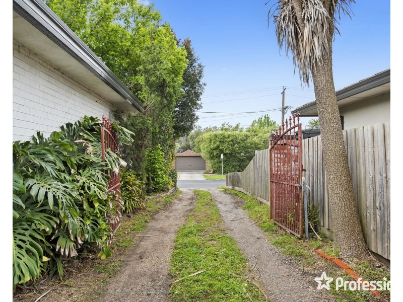 4 Bimbadeen Drive, Mooroolbark VIC 3138