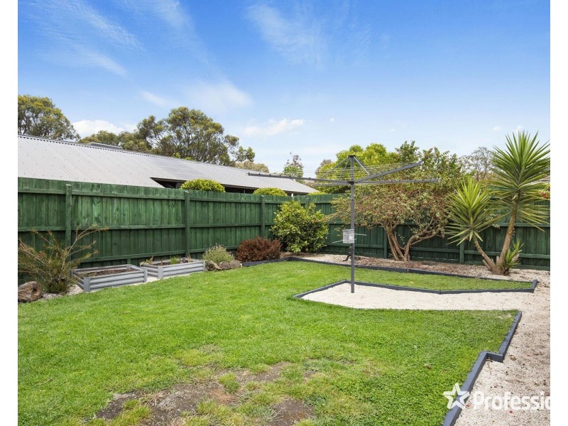 3 Honeysuckle Walk, Croydon South VIC 3136