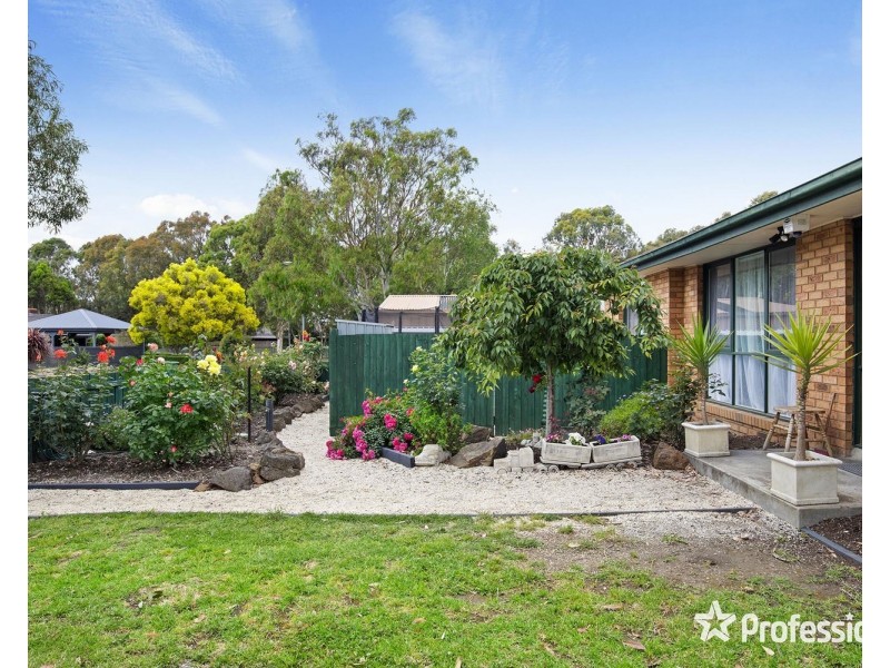 3 Honeysuckle Walk, Croydon South VIC 3136
