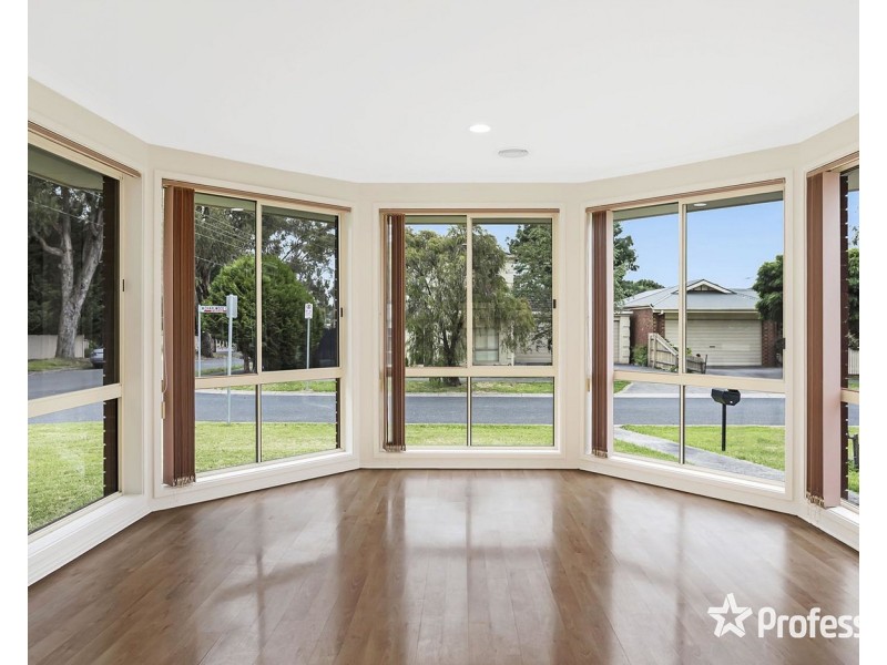25 Charlwood Drive, Mooroolbark VIC 3138