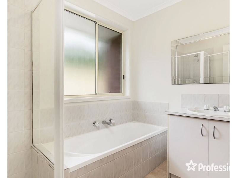 25 Charlwood Drive, Mooroolbark VIC 3138