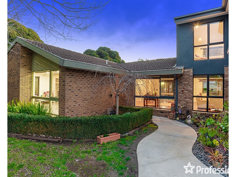 1 Crown Point Ridge, Chirnside Park VIC 3116