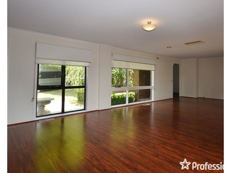 1 Crown Point Ridge, Chirnside Park VIC 3116