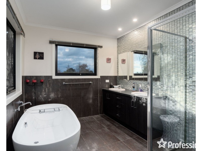 1 Crown Point Ridge, Chirnside Park VIC 3116