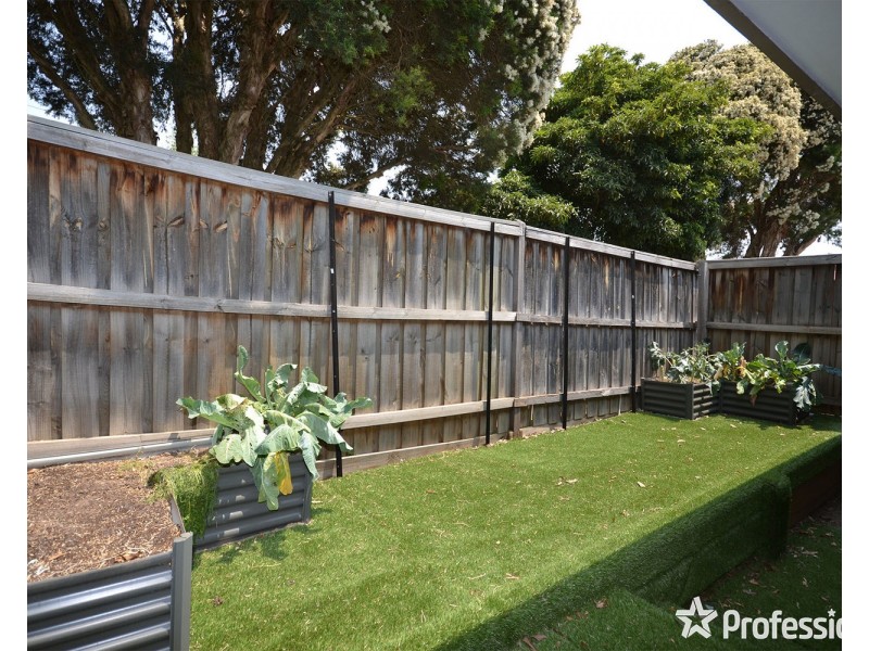 1 Crown Point Ridge, Chirnside Park VIC 3116