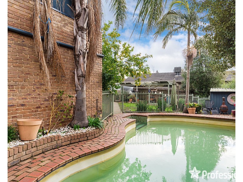 1 Crown Point Ridge, Chirnside Park VIC 3116