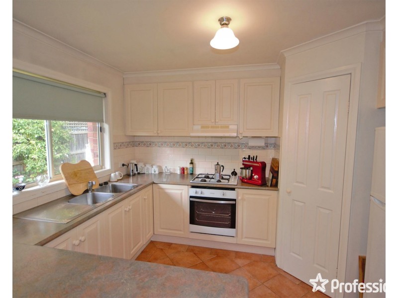 2/10 Dennis Street, Croydon VIC 3136