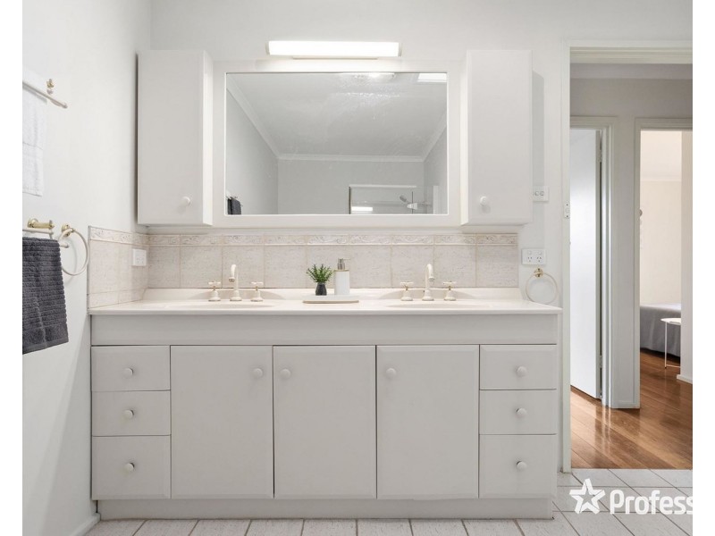 116 Esther Crescent, Mooroolbark VIC 3138