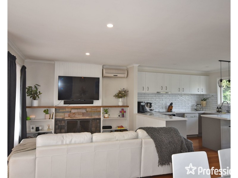 73 Esther Crescent, Mooroolbark VIC 3138