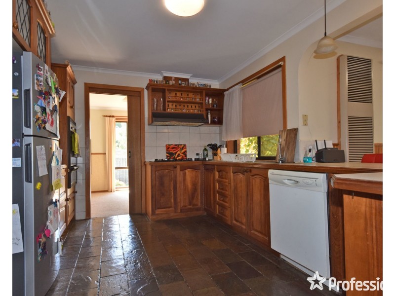 16 Chamberlain Drive, Kilsyth South VIC 3137