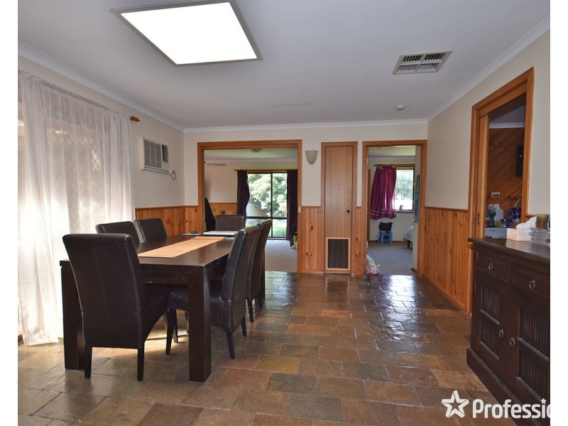 16 Chamberlain Drive, Kilsyth South VIC 3137