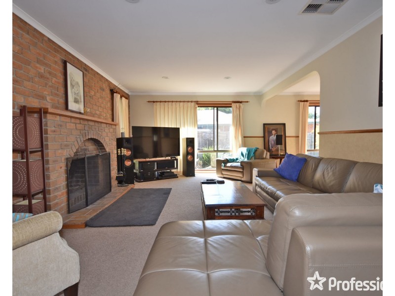 16 Chamberlain Drive, Kilsyth South VIC 3137