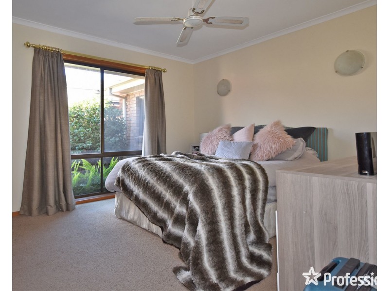 16 Chamberlain Drive, Kilsyth South VIC 3137