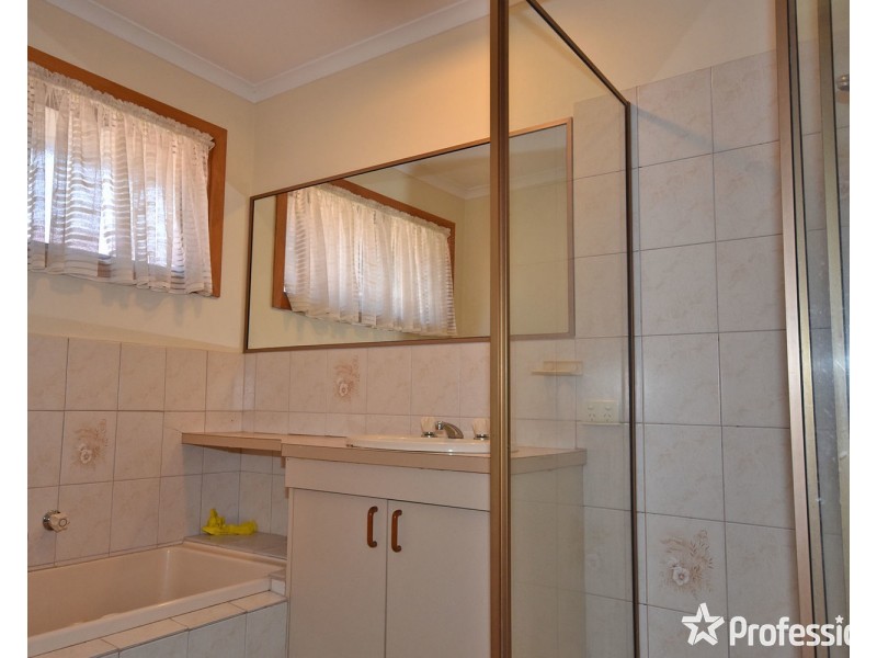 16 Chamberlain Drive, Kilsyth South VIC 3137