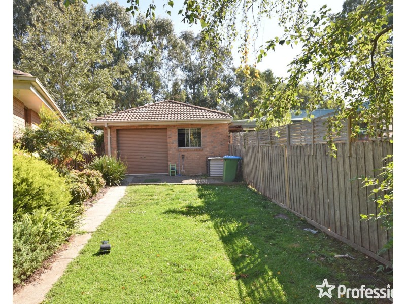 16 Chamberlain Drive, Kilsyth South VIC 3137