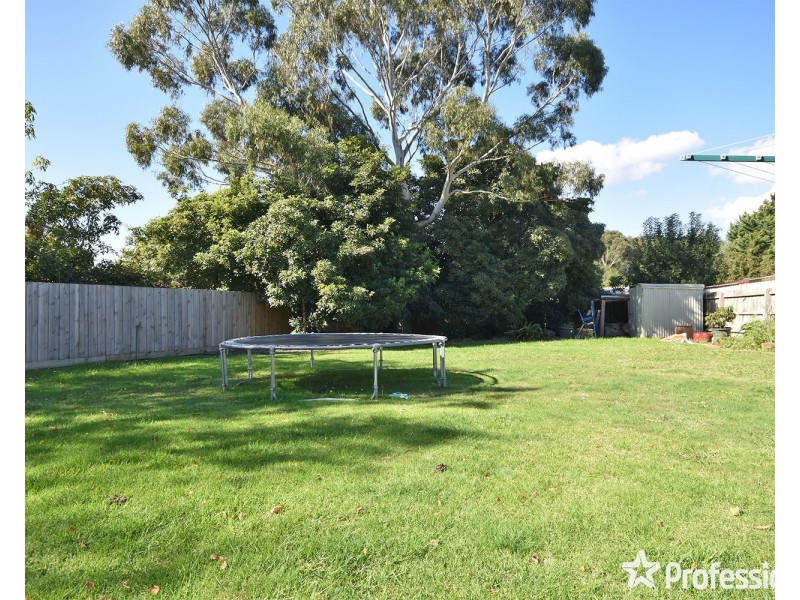 16 Chamberlain Drive, Kilsyth South VIC 3137