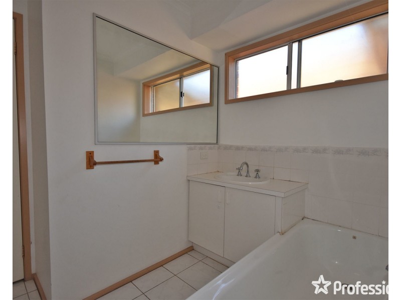 2 Hyde Park Walk, Mooroolbark VIC 3138